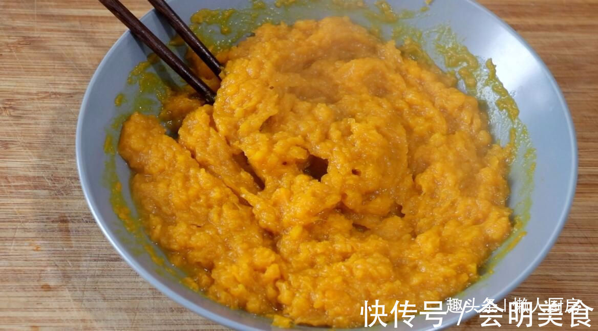 一块南瓜,一碗面粉,教你用电饭锅做好吃的南瓜花卷,比蒸的好吃