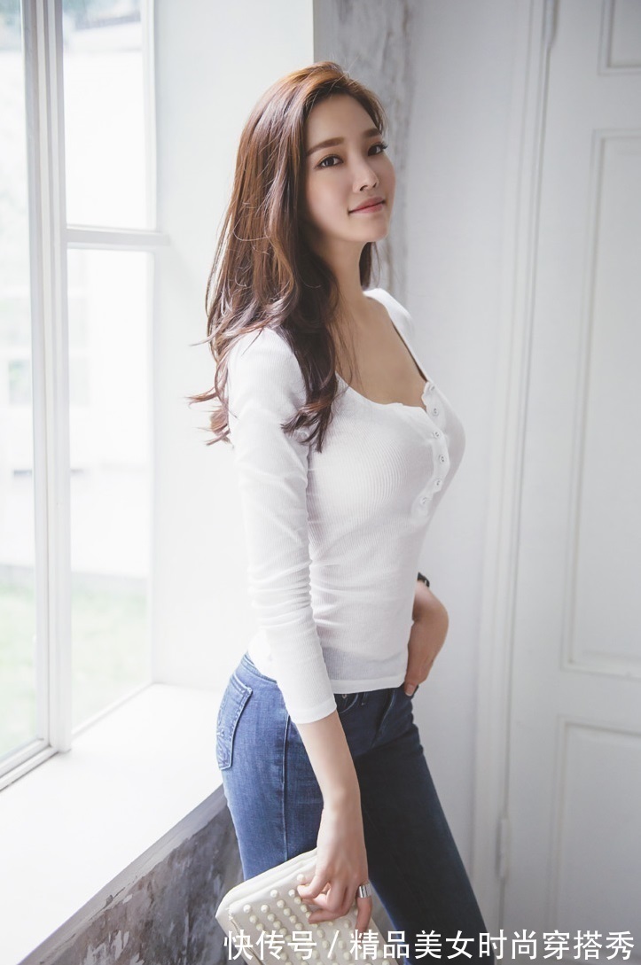 高跟鞋 简约又时尚的搭配总是很显气色!修身牛仔裤搭配高跟鞋简约大气