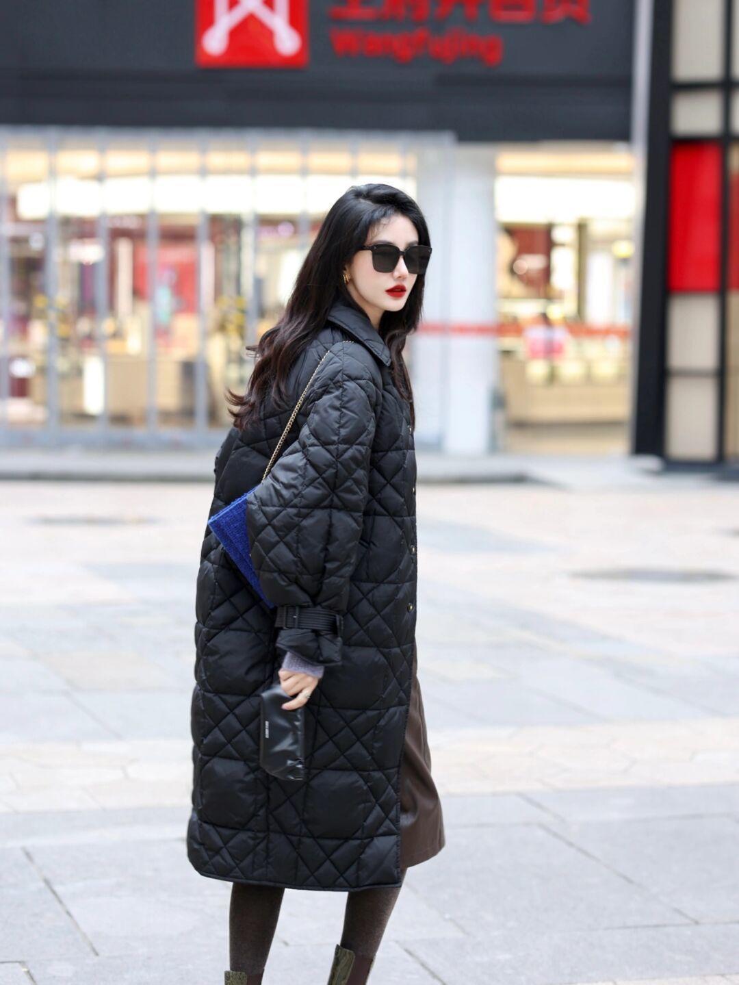 子女生 冬天毛衣怎样搭配出时尚感!紫色毛衣搭配皮裙,高级又不失个性!