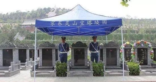 麻酱渣|只读过一年书,靠房地产和建墓园赚百亿,孙子开宾利被面包车撞死