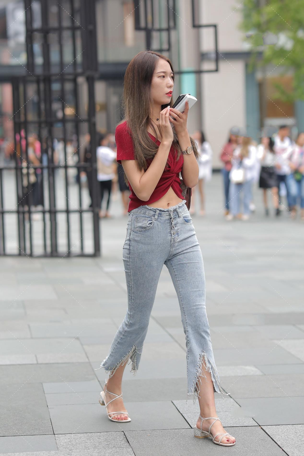 红色|酒红色褶皱上衣, 搭配浅蓝色破烂喇叭裤, 时尚街头风