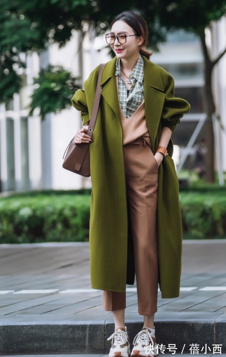 方头靴|穿大衣时别总搭小白鞋,试试配这“4种鞋子”,时髦显高还大气