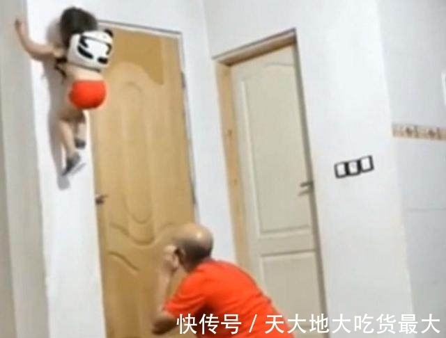 举动|父亲为锻炼孩子,装丧尸吓女儿,结果女儿这个举动把自己看傻了