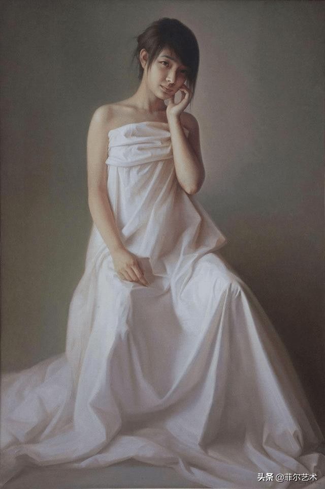 年轻画家人体油画中的美艳少妇,身披薄纱,难掩玲珑曲线