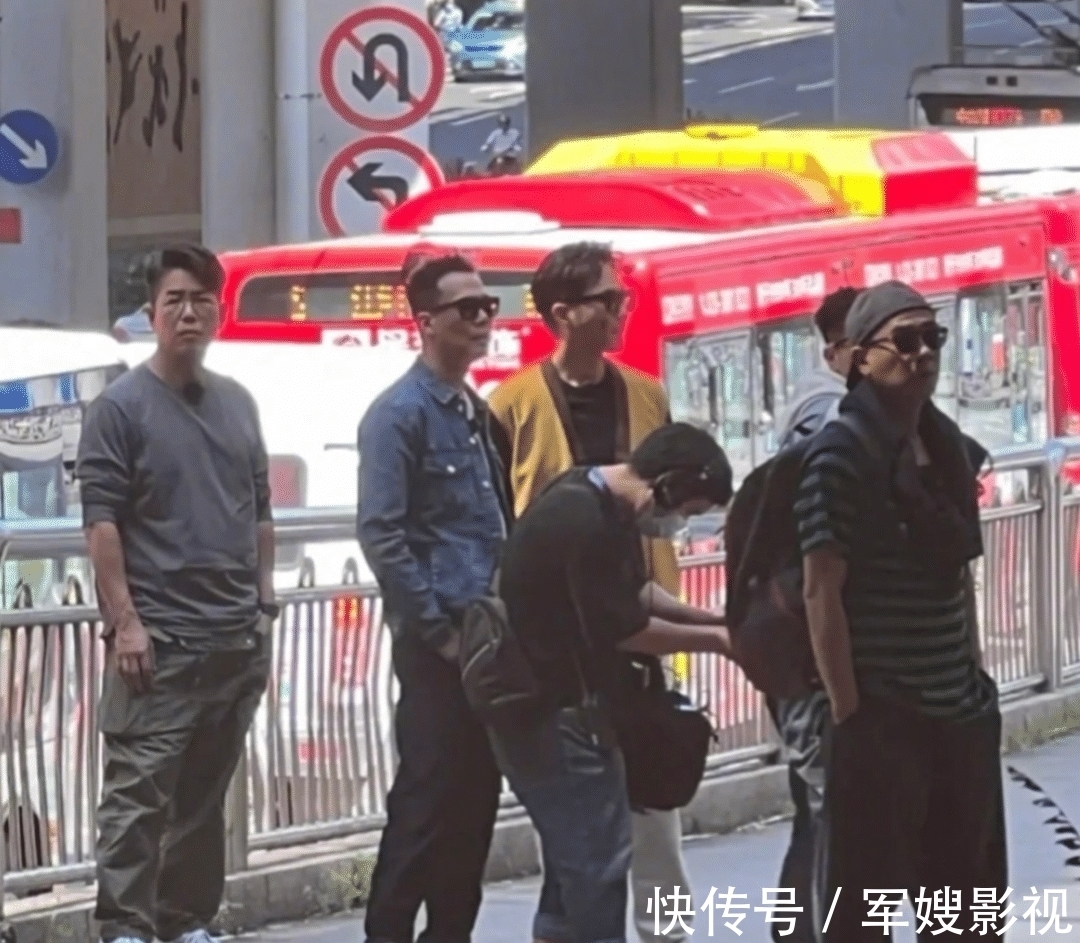 61歲惠英紅現身綜藝《大灣仔之夜》,14年后與陳小春再續母子緣