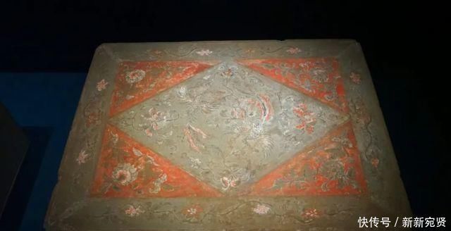 契丹贵族墓画了幅汉人美女图,还题诗说“征辽”