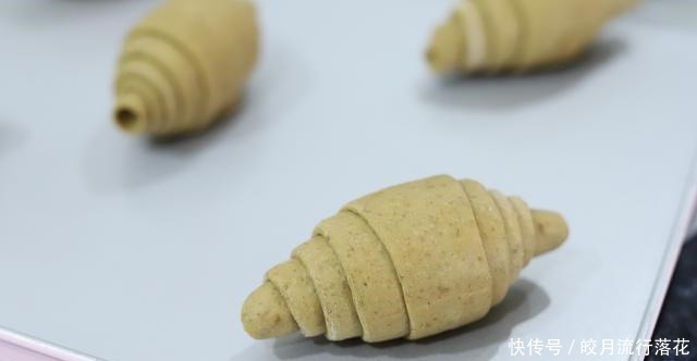 即有着浓浓的咖啡味,又有着黑麦香,日式咖啡黑麦盐面包值得一试