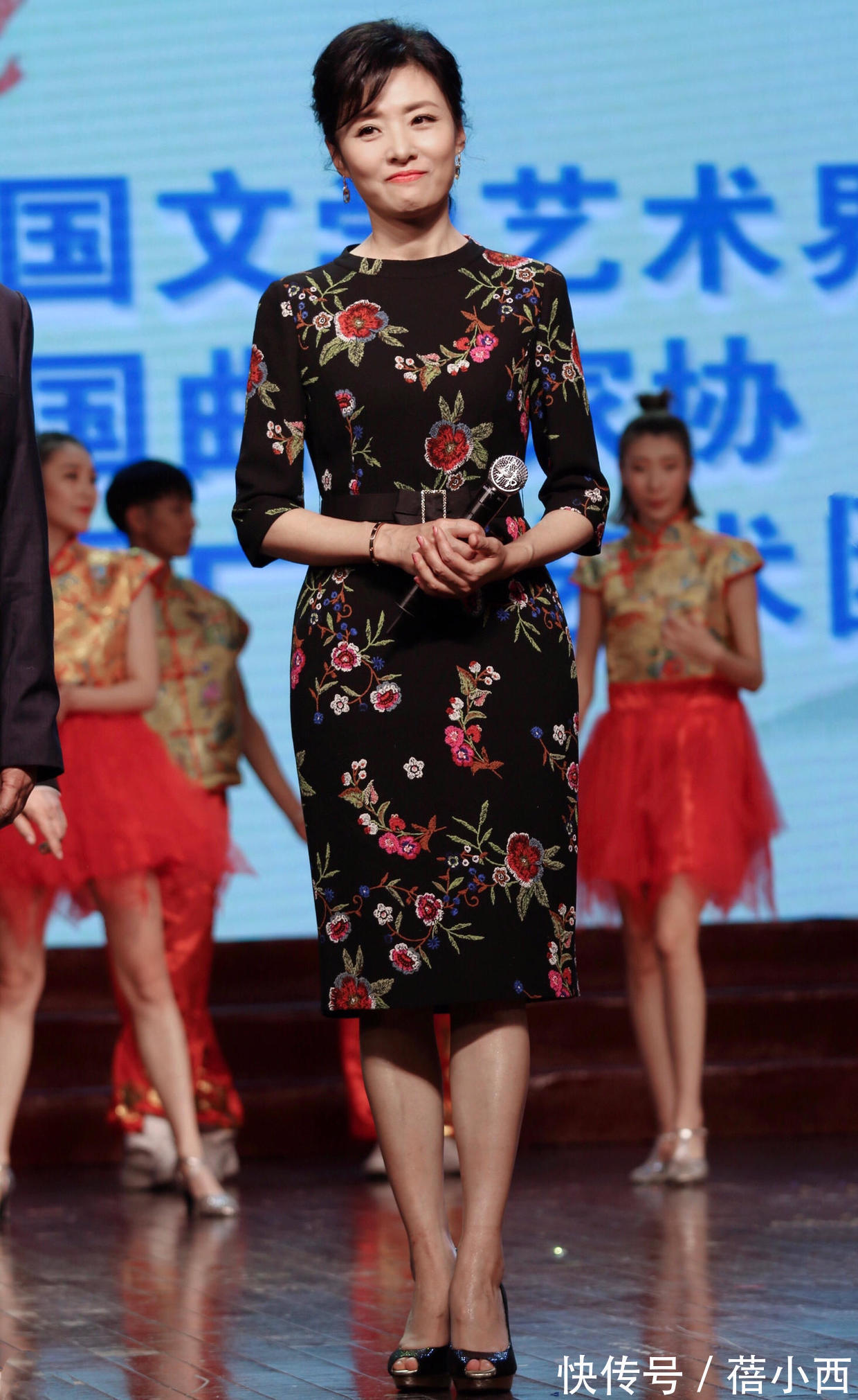 连衣裙|周涛终于高调一回,穿红色连衣裙配金色高跟鞋,身材比例真不错