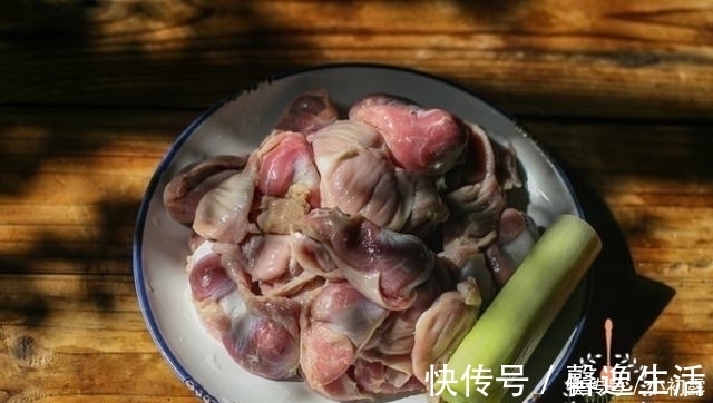 以前当垃圾扔，现在比肉还贵，过节下酒菜，又软又嫩，老少抢着吃