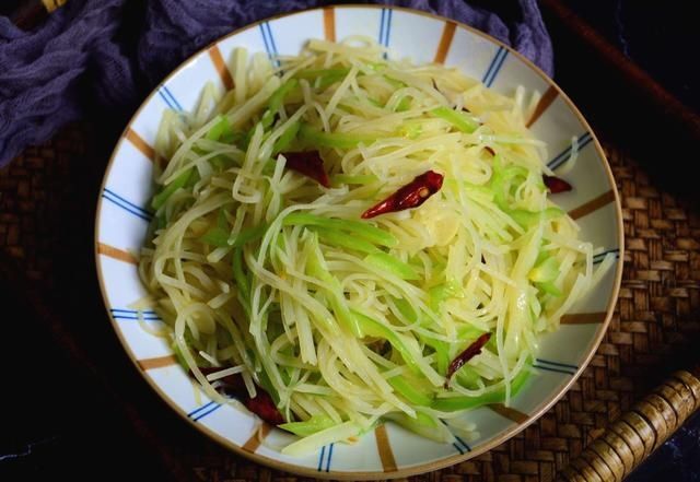 炒尖椒土豆丝，记住“2不放2窍门”，好吃入味、脆爽不粘锅