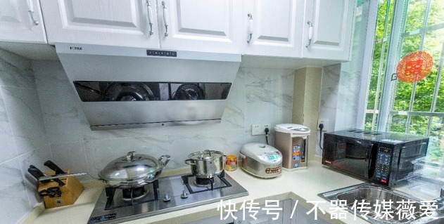 浅蓝色|装修婚房,客厅蓝色梦幻似海洋,主卧装成粉色尴尬了