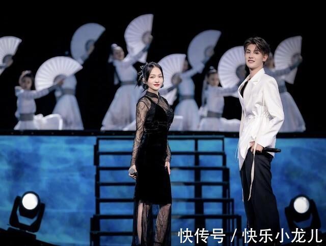 穿搭 时尚穿搭，透视薄纱本就时尚，与黑色结合更是经典中的经典