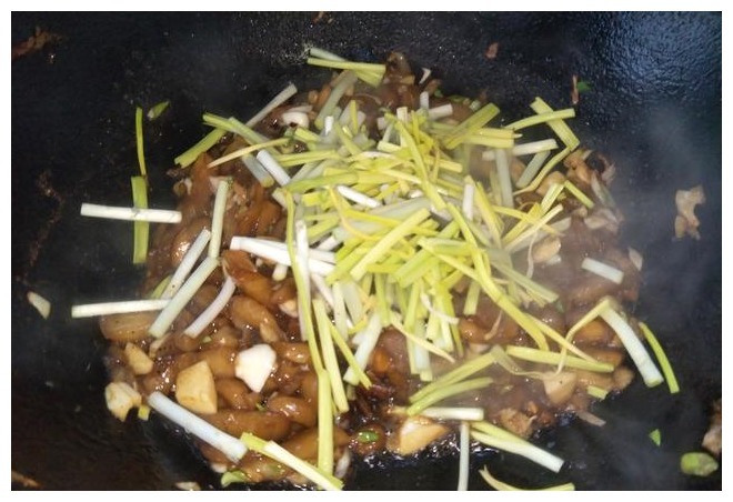 炒茄子,不管圆茄子还是长茄子,按照大厨的方法,茄子香软不发黑