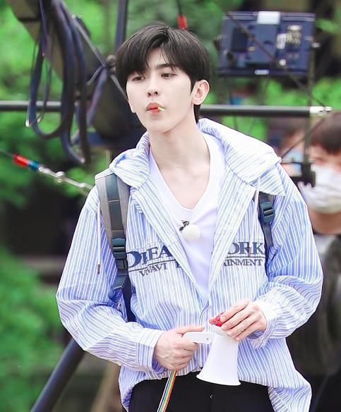 奔跑吧兄弟|蔡徐坤登顶年度收视榜,鹿晗有点可惜,千玺没在上面却被原谅