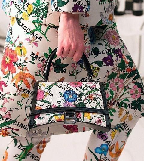 巴黎世家“抠图”长城作背景遭吐槽！网友：模特都被P变形了