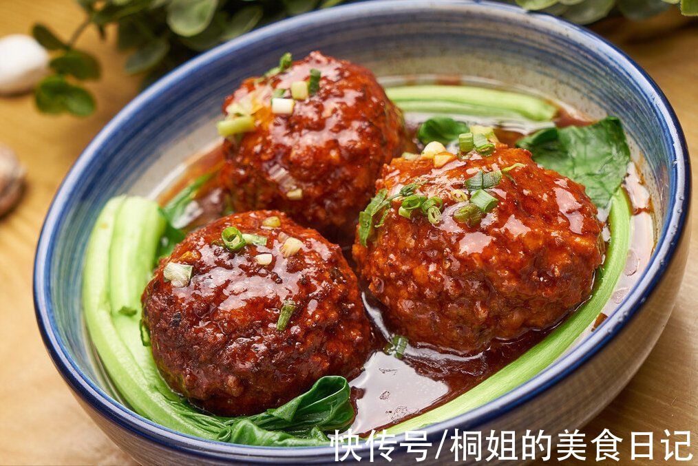 家常红烧狮子头，调肉馅最关键，Q弹香嫩很入味，连吃3个都不腻