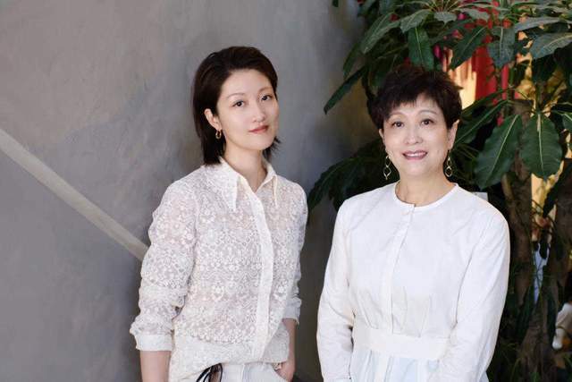 丝巾|4、50岁的穿衣技巧分享,摆脱大妈感,让你减龄又气质时尚感