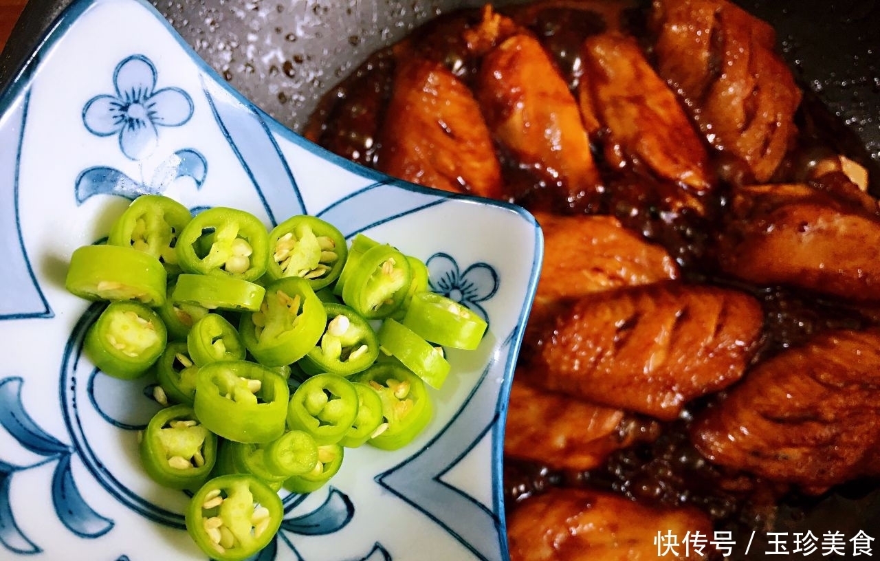 教你鸡翅的特别做法,把水换成它,烧出来的鸡肉香味更浓