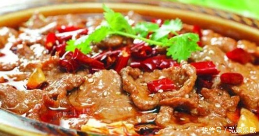 这菜比火锅还过瘾,香辣滑嫩配菜丰富,游客既饱口福还暖身体