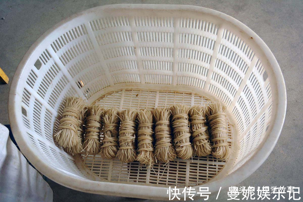 装修|楼房建成10年不装修,47岁村民在屋内铺满粉丝,儿子很争气