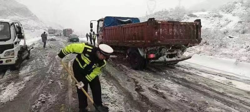 分流绕行、限速通行、警车前导！石家庄市交管部门采取应急管制措施严防道路拥堵和交通事故发生