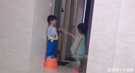 小宝宝|“霸道姐姐”教训弟弟走红，打弟弟要乘早，宝宝：长大了再报仇