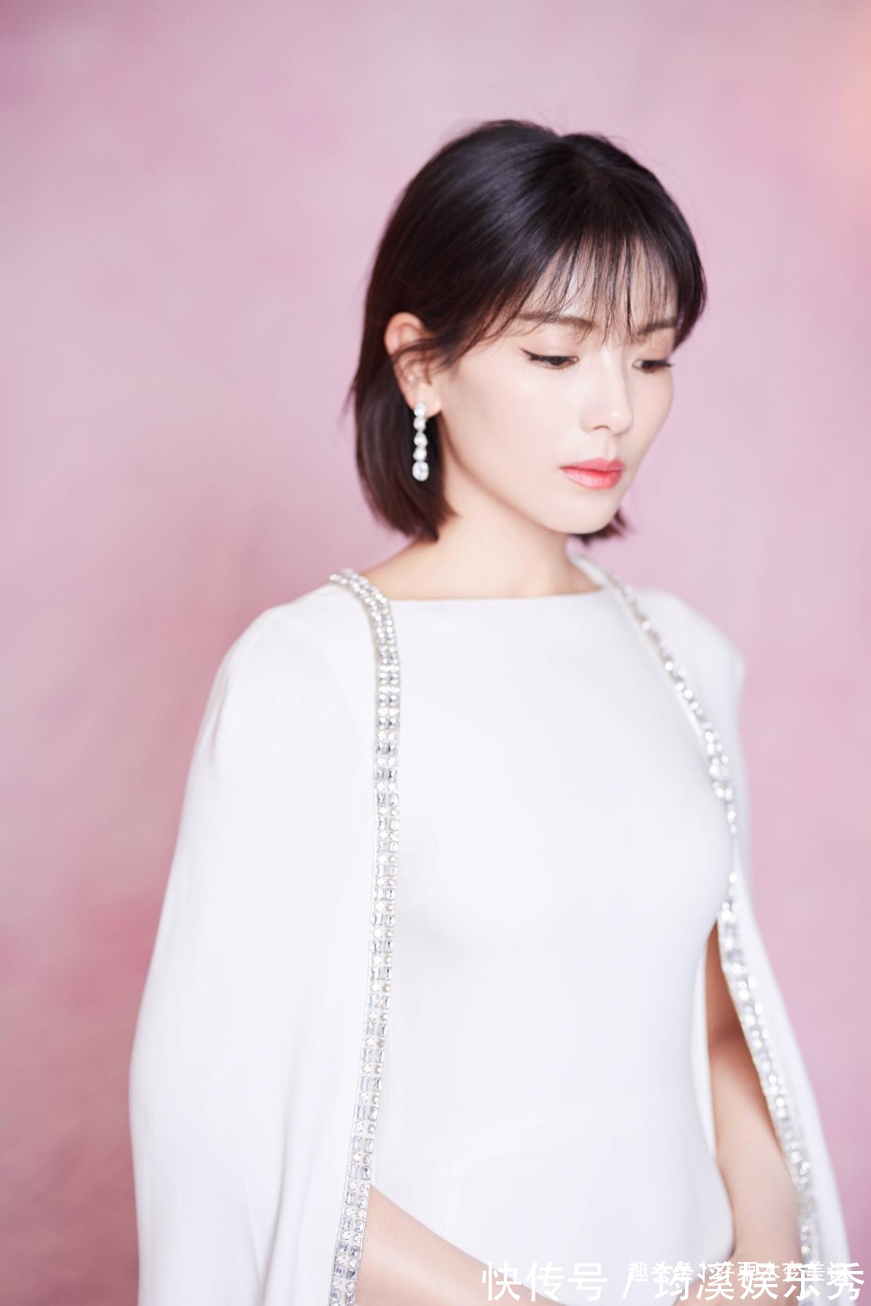 锁骨 奔五的女人尽量别留长发、烫卷发,推荐这5款发型,太减龄了