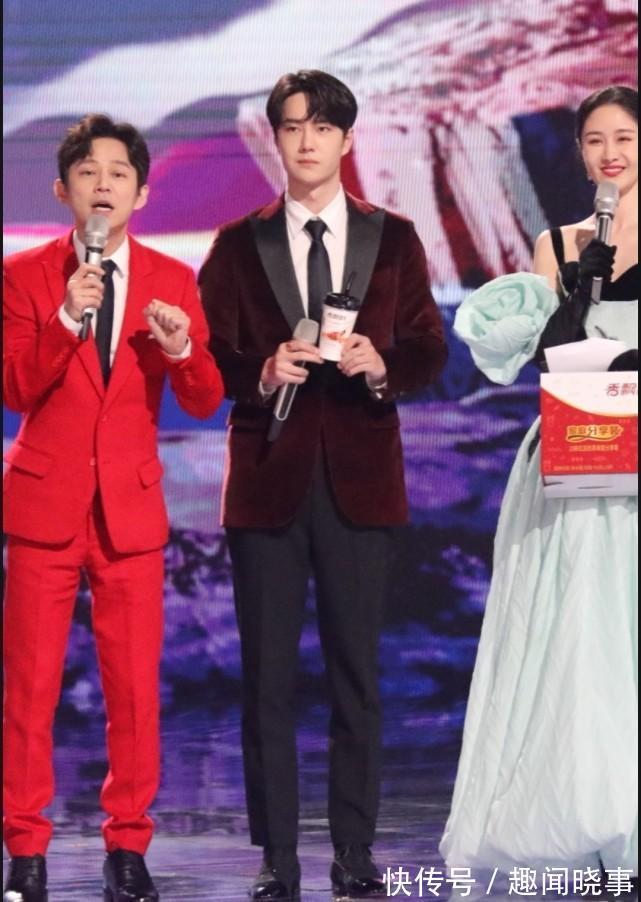 跨年舞台王一博表演新歌,近期圆润不少,评论调侃可爱似发面馒头