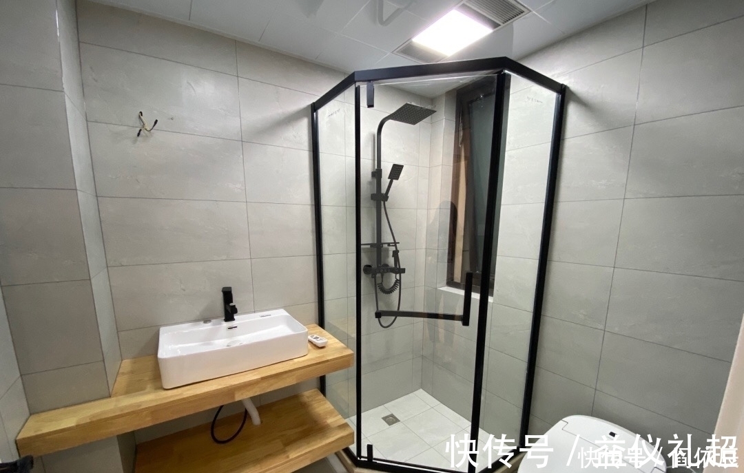 电视柜|越来越多人不做电视墙,看她家,装修不豪华,保洁做完却很漂亮!