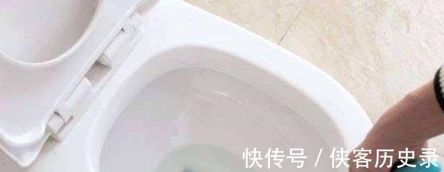 马桶刷得勤快还是容易脏，水箱加点“精”，马桶天天像新的