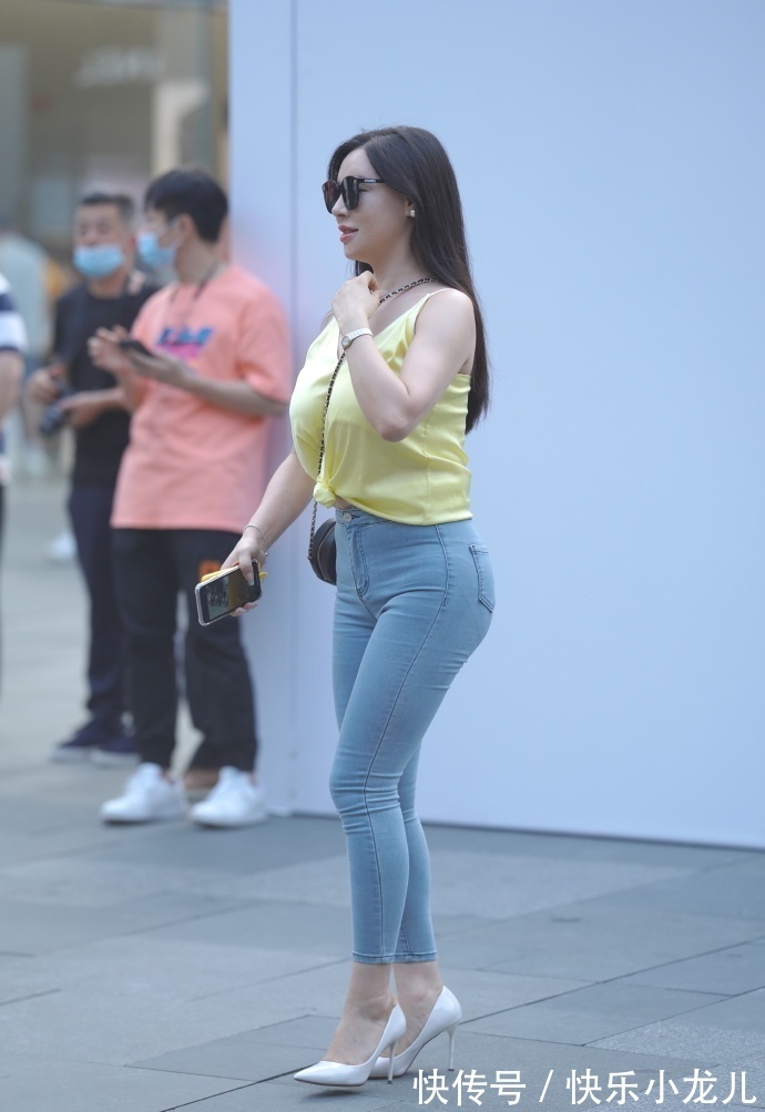 微胖女孩|微胖女孩身穿黄色的上衣搭配牛仔裤，即使搭配简约的单品，也显得很时尚