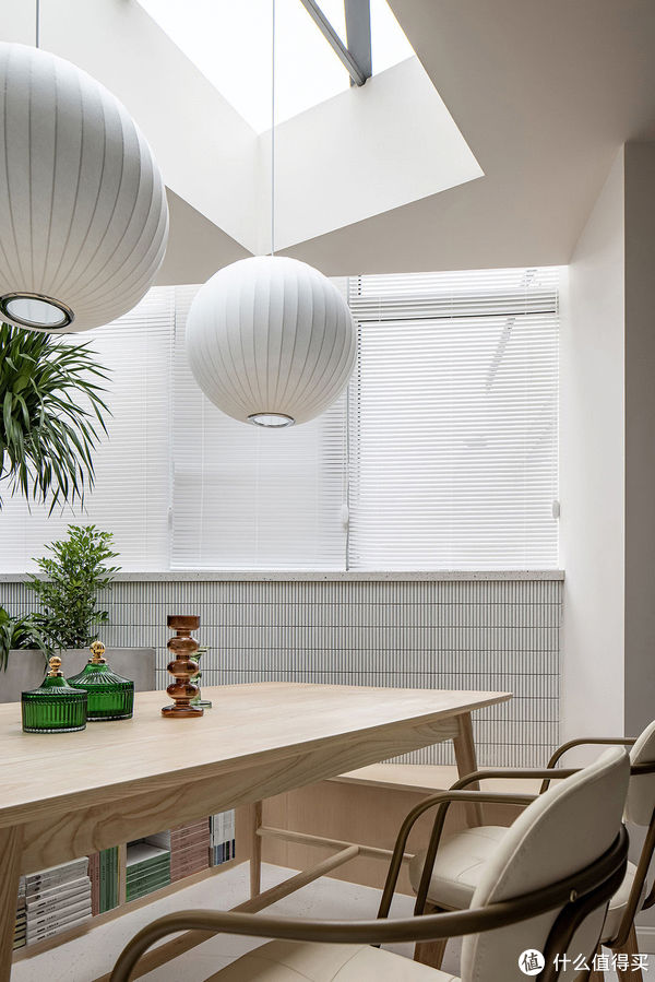 餐厅|这对大学老师,把餐厅放在阳台就圈了好多粉,再开个天窗,美极了