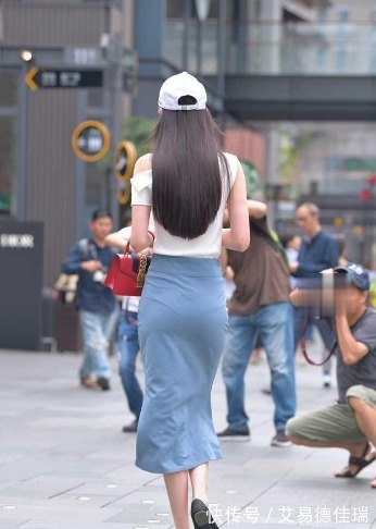 三色系|裙子这么紧,走路真不会“摔跤”吗?