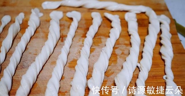 豆角炖肉再焖点小卷子,卷子浸满汤汁,豆角炖得也香,超级惬意!