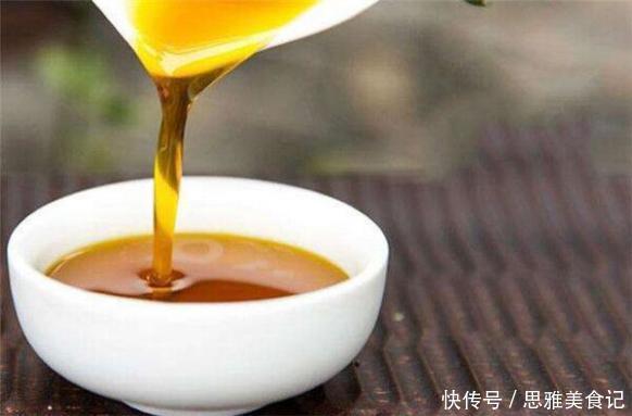 腌咸蛋时,加水腌是不对的!偷偷加一点它,蛋黄个个起沙流大油