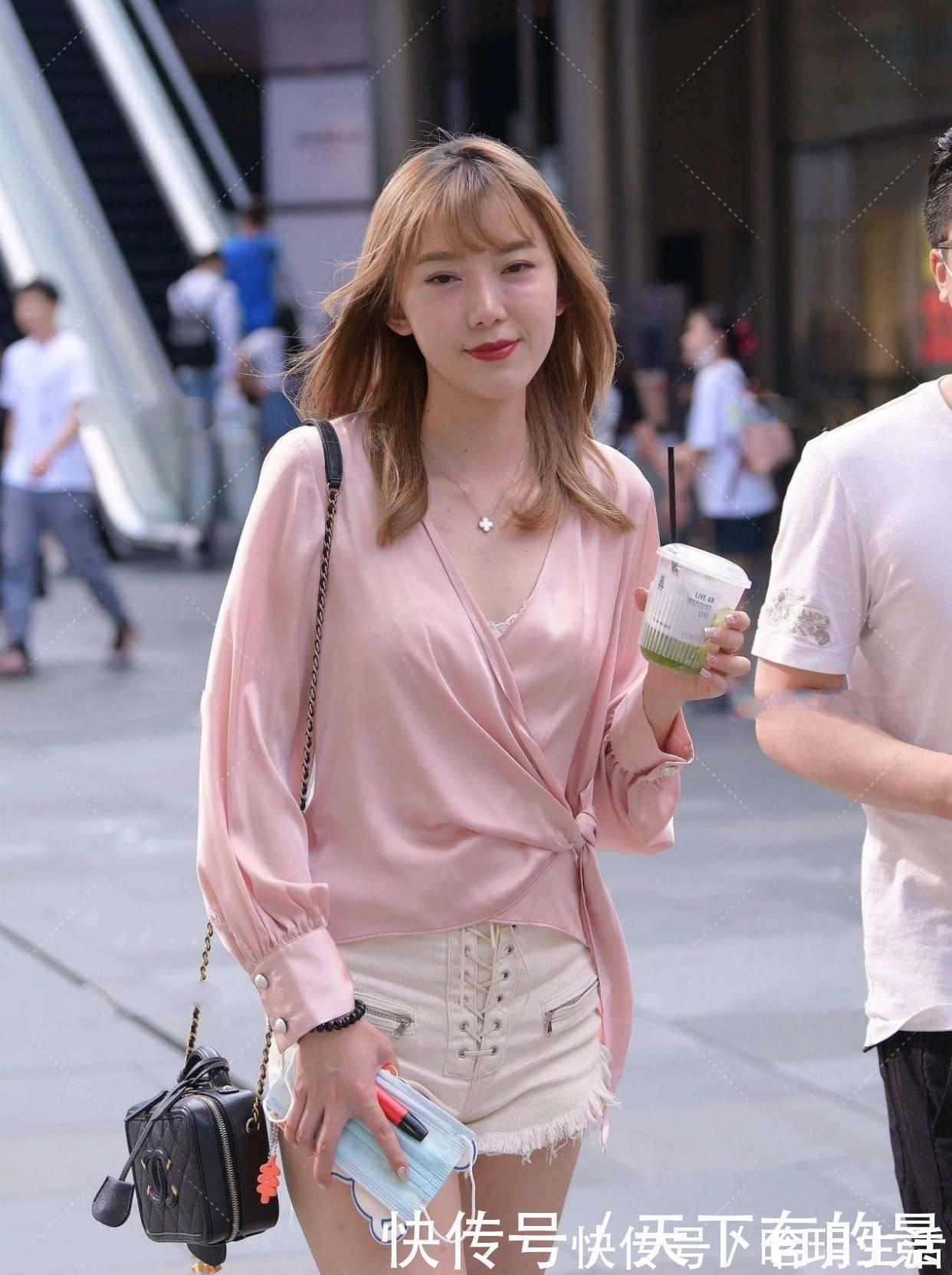 丝质 短裤怎么搭才好看?粉色丝质上衣可以助你一臂之力,甜美有气质