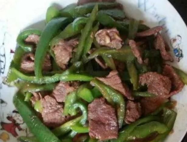 常吃|炒青椒时加一宝，小孩常吃，提高免疫力，少生病，个头也蹭蹭长高