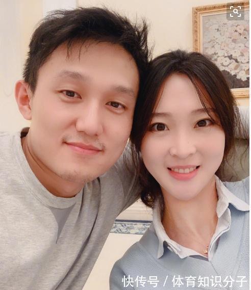 魏秋月|3口之家!惠若琪和老公,抱女儿拍照!30岁女排前队长,美丽幸福