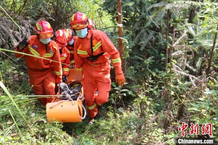 救援人员|湖北黄冈：驴友探险不慎跌落 多方力量救援