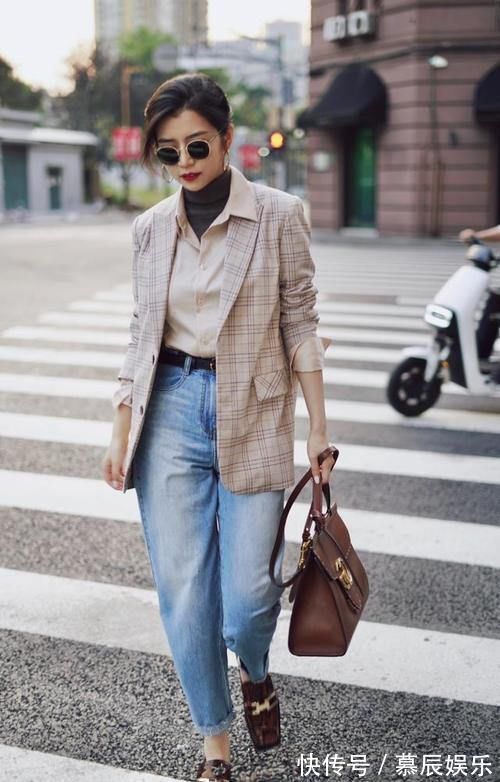 衬衣 美女穿搭:小姐姐爱穿白色短袖衬衣,看起来时尚感十足,走在街上回头率超高