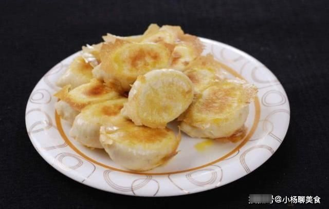 水煎包不用外面买，自己就能做，学会方法自己做出的水煎包更好吃