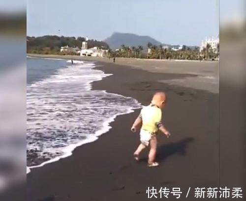 宝妈|“尿不湿”届大佬在海边玩耍火了,网友:这一坐是要吸干整个大海