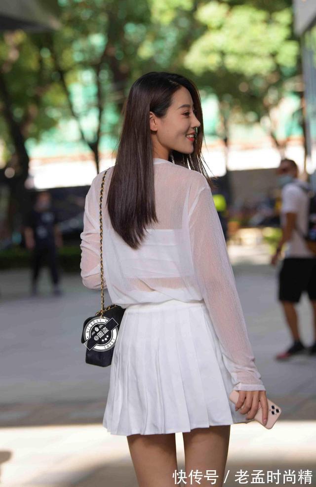 小姐姐|街拍:小姐姐丝绸的半身裙配雪纺的上衣,装扮优雅精致,像女王范