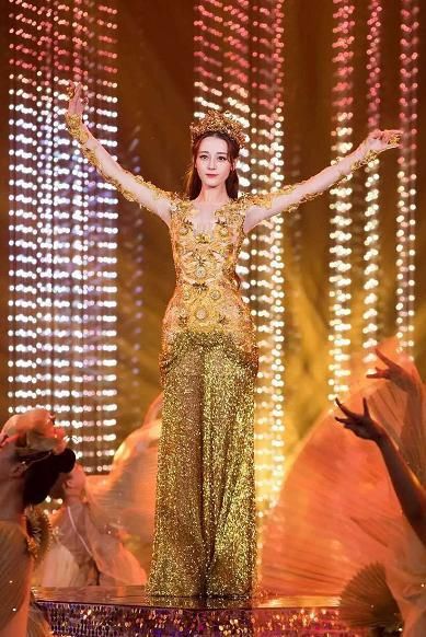 宋茜成最壮金鹰女神？穿金色战袍戴王冠从天而降超惊艳，就是腰粗