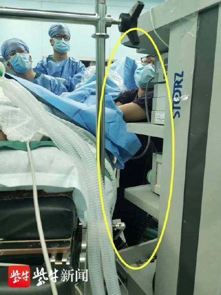护士|95后护士跪地半小时帮患者手术