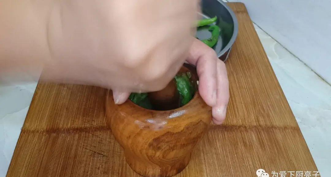 鸭蛋辣椒|鸭蛋辣椒别炒着吃了，锅里一扔，做出创意凉拌菜，吃一次就爱上了