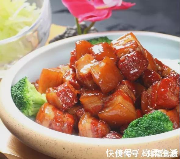 做红烧肉万万不可直接加水，这样等于毁了一锅肉，大厨来教你3招