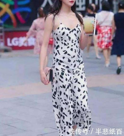 红色花朵背心,搭配牛仔裤,甜美时髦的风格,彰显女人味