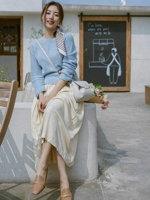 马甲|秋冬怎么能少了毛衣呢!经典款浅蓝色毛衣搭配白色半身裙,太美了