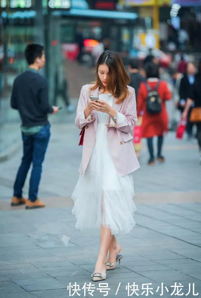 街拍:蕾丝搭配高跟鞋,成熟中带着性感